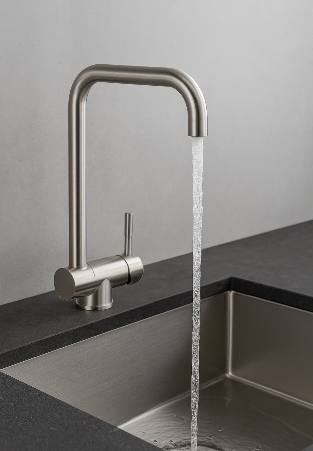 Grifo abierto saliendo agua del modelo EnekoASS347