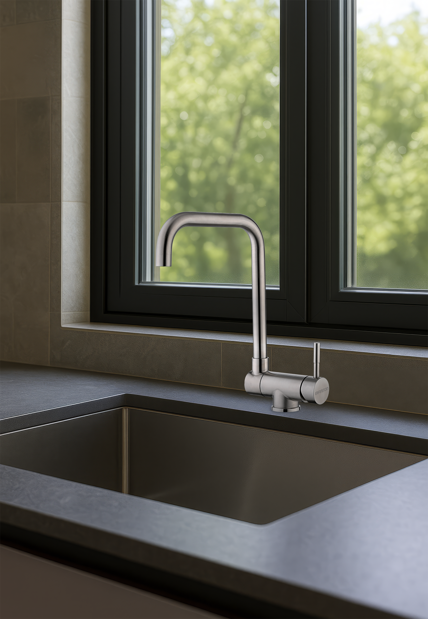 Grifo modelo EnekoASS347 en una cocina oscura