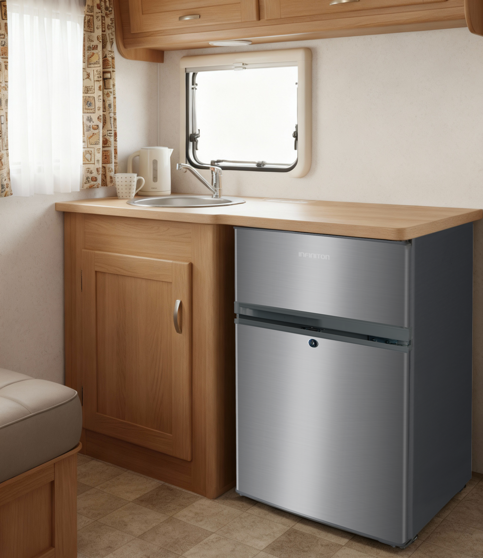 Frigorífico FG-85D8V12 colocado debajo de una encimera de madera