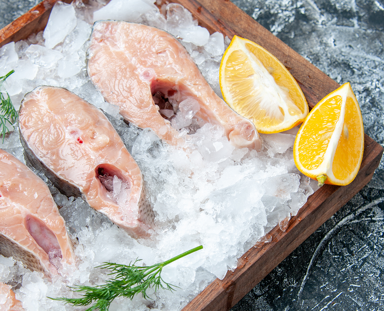 Pescado congelado en una bandeja