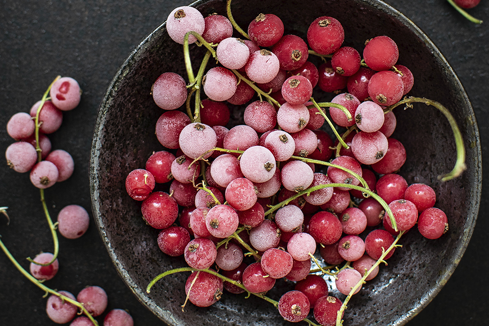 Variedad de fruta en un bol negro