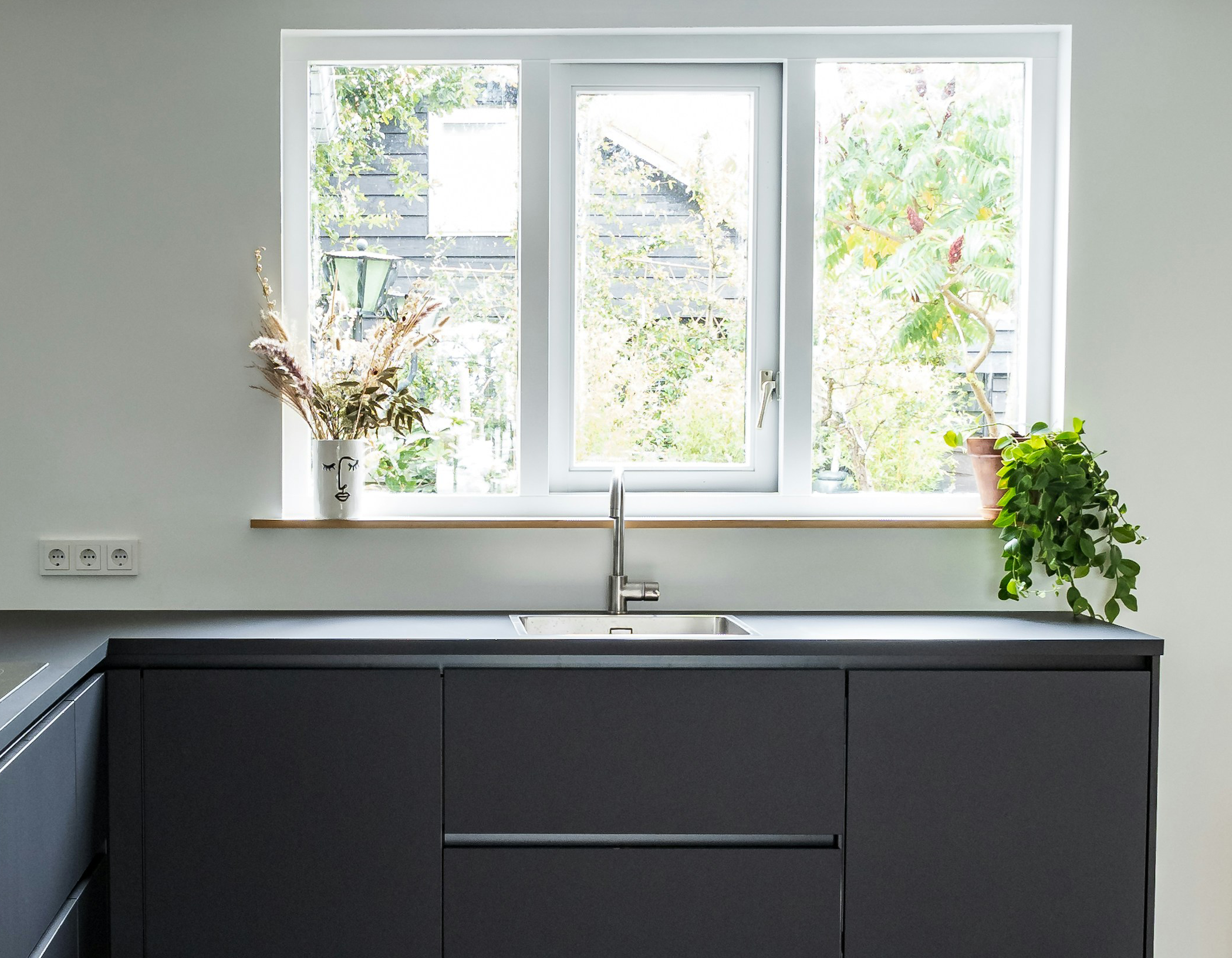 Grifo modelo GarcíaANX341 en una cocina negra