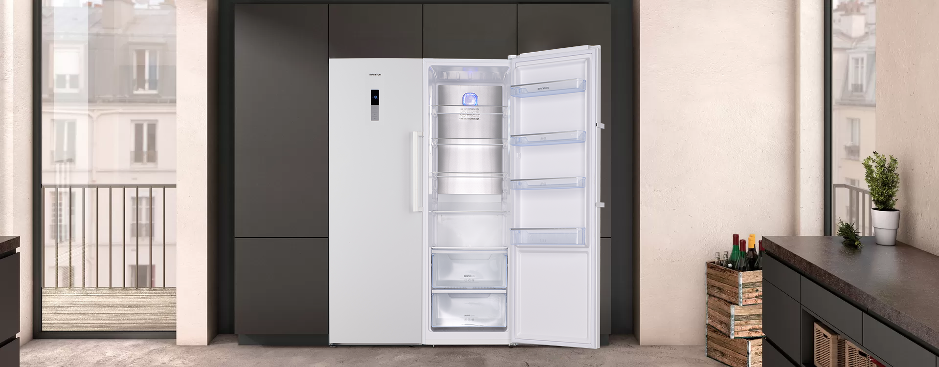 Cocina oscura con frigorífico y congelador en acabado blanco