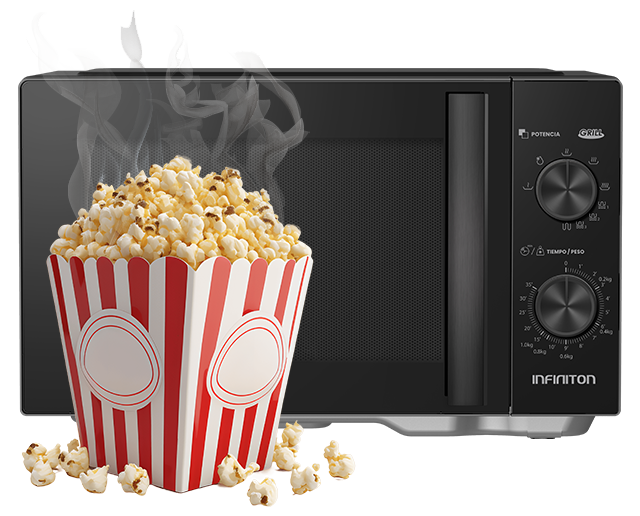 Microondas de fondo, con un paquete de palomitas delante