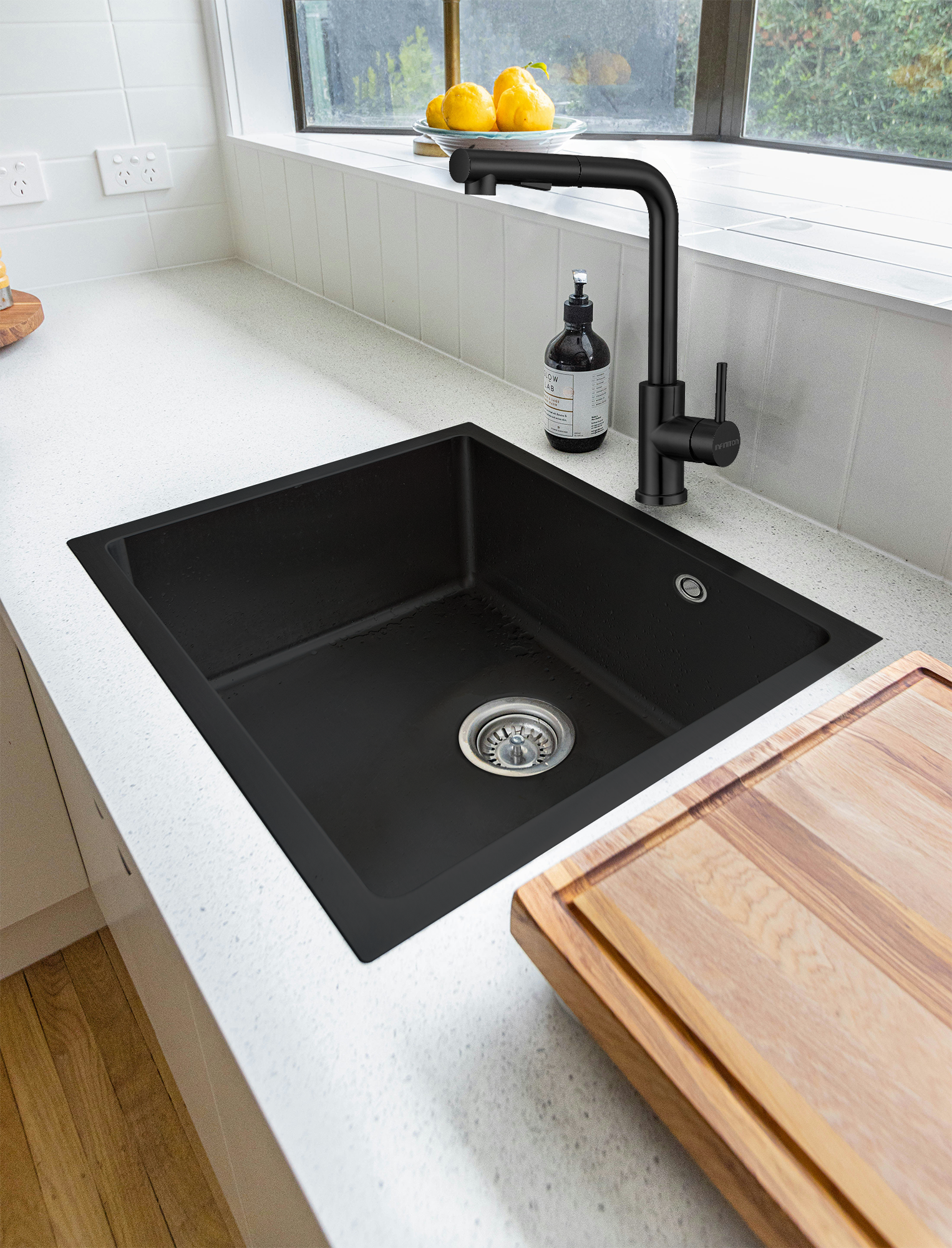 Grifo modelo OlazábalEBK289 en una cocina blanca