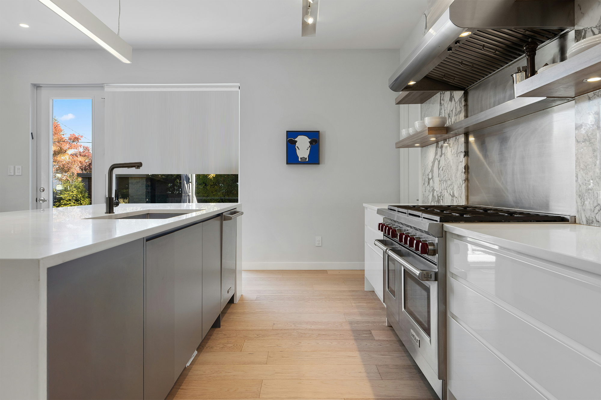 Grifo modelo OlazábalEBK289 en una cocina blanca