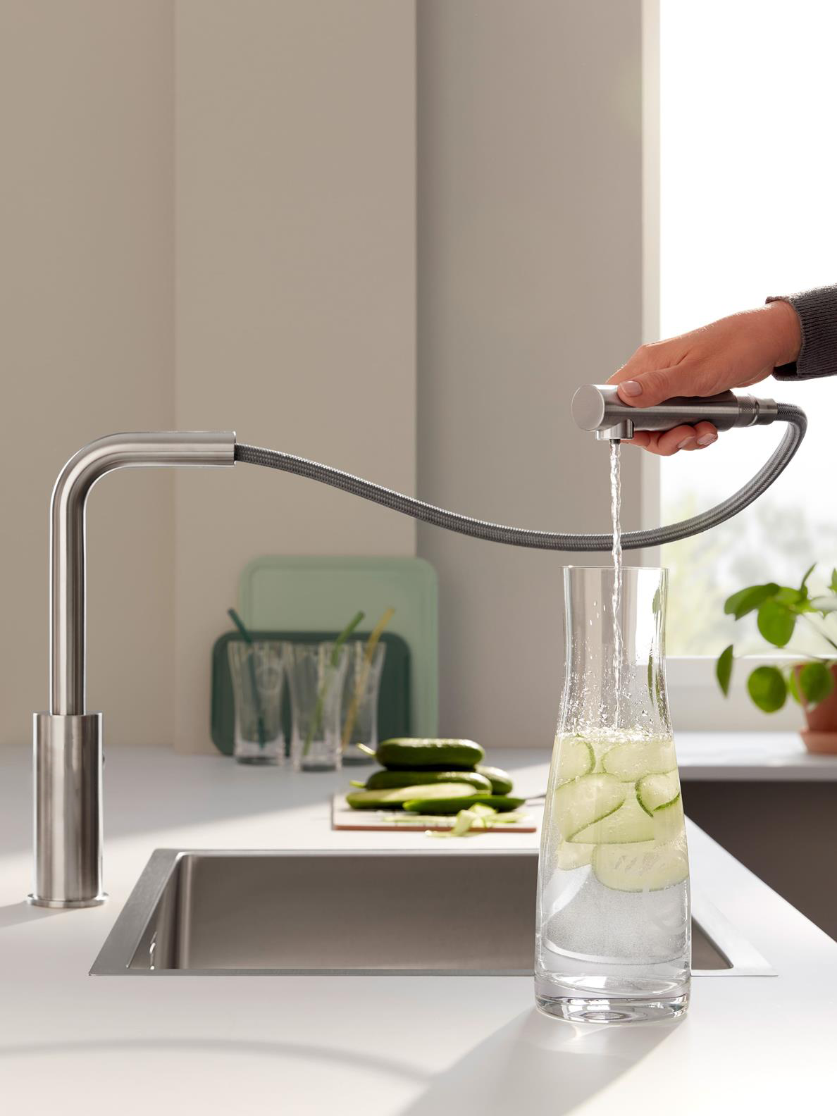 Salen de un grifo chorros de agua, uno normal y otro efecto lluvia