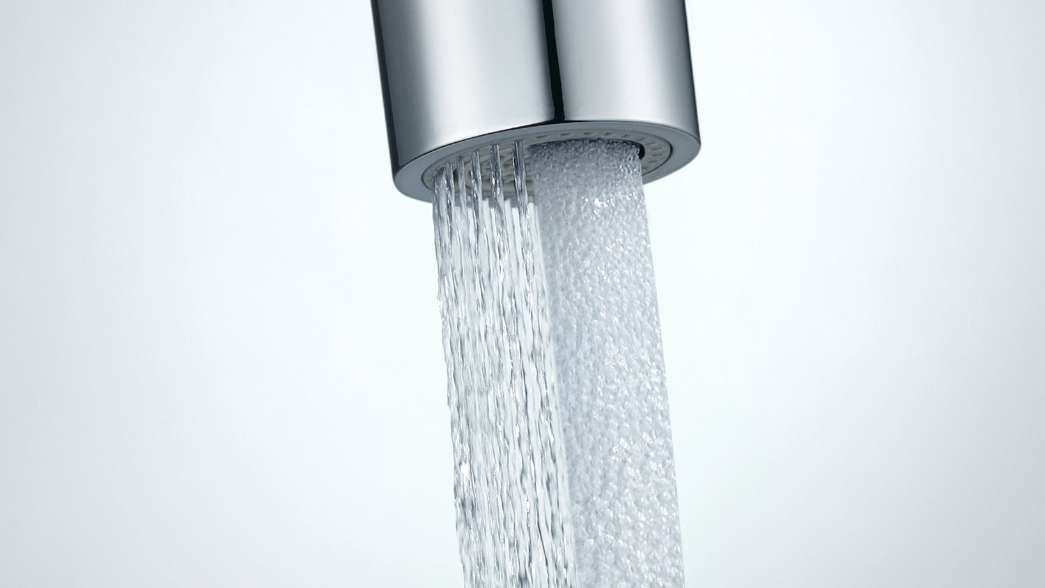 Salen de un grifo chorros de agua, uno normal y otro efecto lluvia