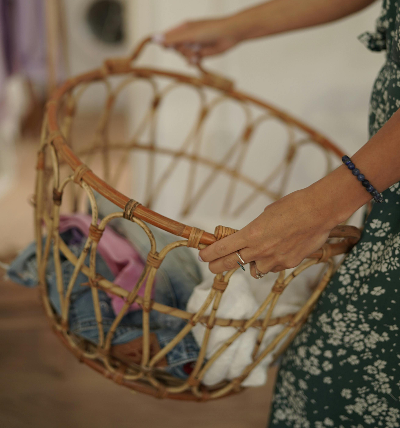 Ropa limpia en una cesta de colada