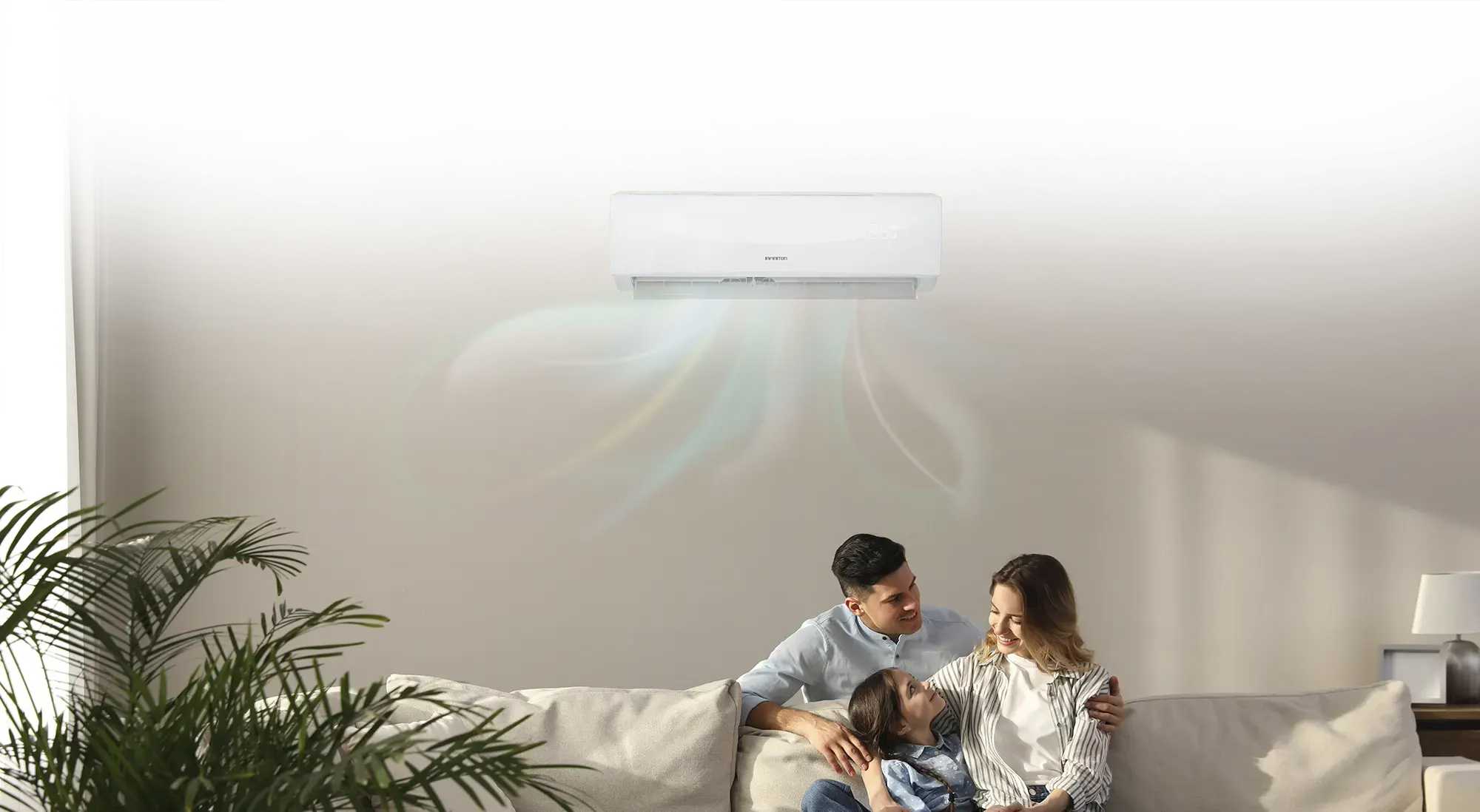 Familia sentada en un sofa con el aire acondicionado encendido