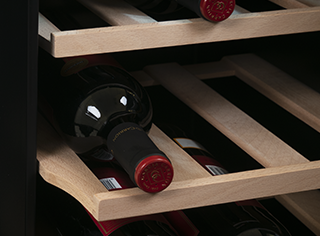 Botellas de vino en bandeja de madera