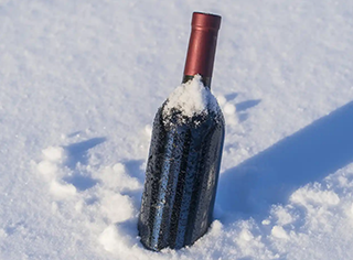 Botella de vino enterrada en nieve