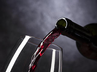 Sirviendo vino en una copa