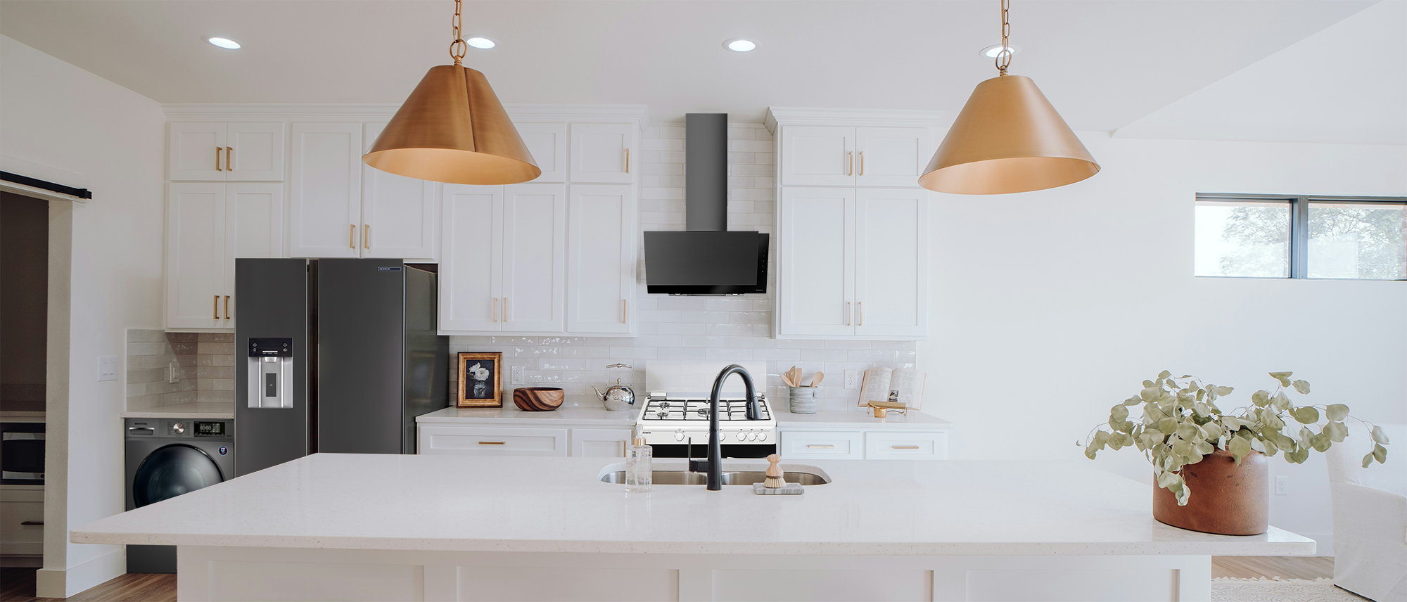 Cocina blanca con electrodomésticos de color Dark Inox