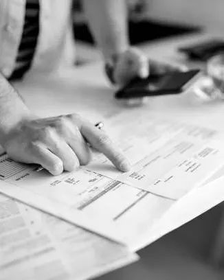 Escena de repaso de facturas