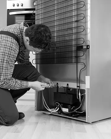 Escena de frigorífico en reparación