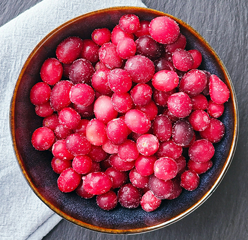 Hexágonos azules encima de un fondo azul con agua